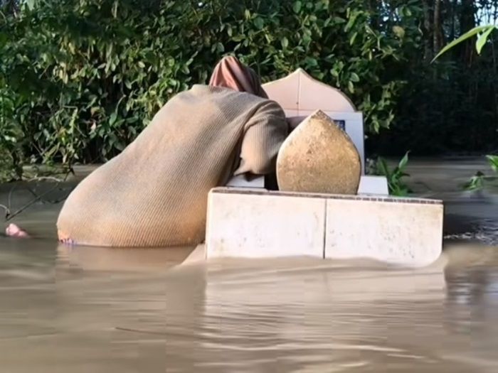 Viral, Momen Haru saat Seorang Wanita Ziarah ke Makam Ibunya yang Digenangi Banjir