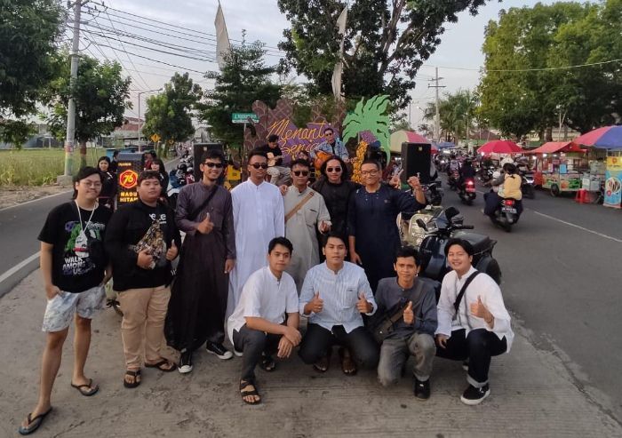 Komunitas Anak Muda Ini Ngabuburit dengan Ngecat Masjid hingga Perbaiki Pos Ronda