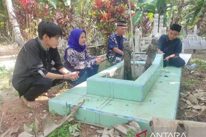 Tradisi Ziarah Kubur Saat Lebaran, Bagaimana Hukumnya?