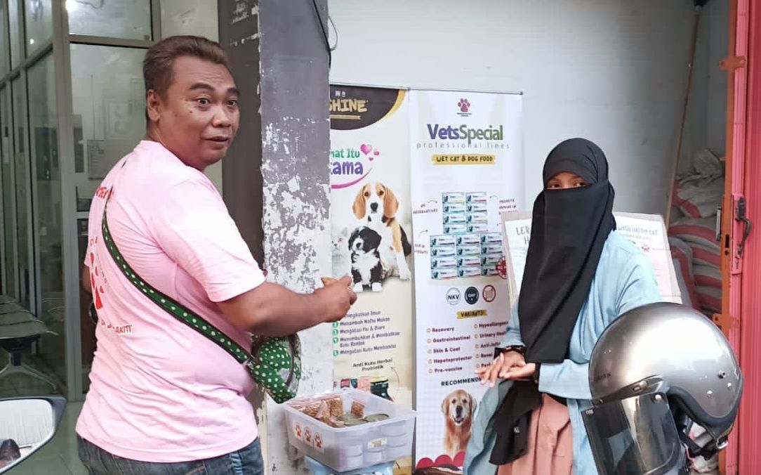 Jelang Lebaran, Rumah Difabel Meong Solo Bagikan Makanan Kucing Gratis