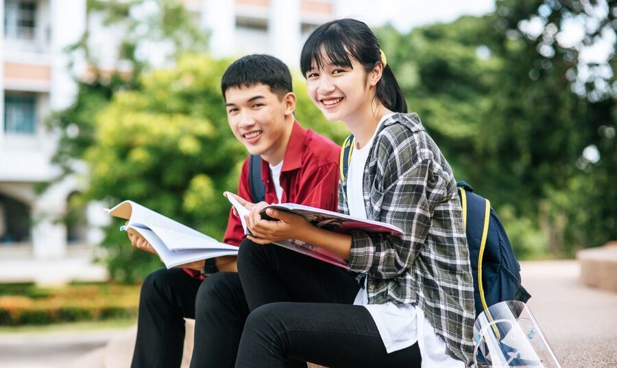 8 Tips Bertahan di Tahun Pertama Kuliah: Mahasiswa Baru Kumpul!