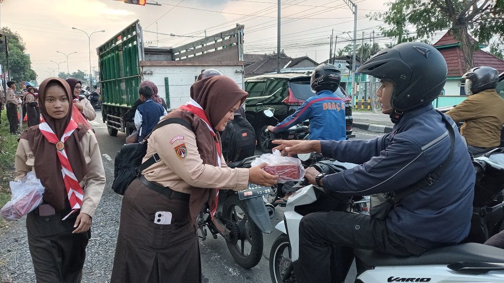 Aksi Pramuka dan Rohis Spiterboy SMPN 1 Teras Boyolai Bagikan 200 Bungkus Takjil Buka Puasa