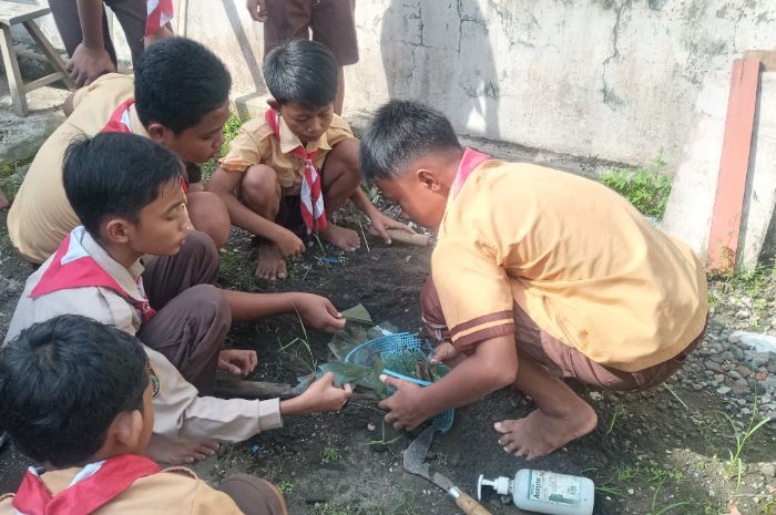 Cegah DBD di Sekolah, Anggota Pramuka SDN 2 Nepen, Boyolali Lakukan PSN