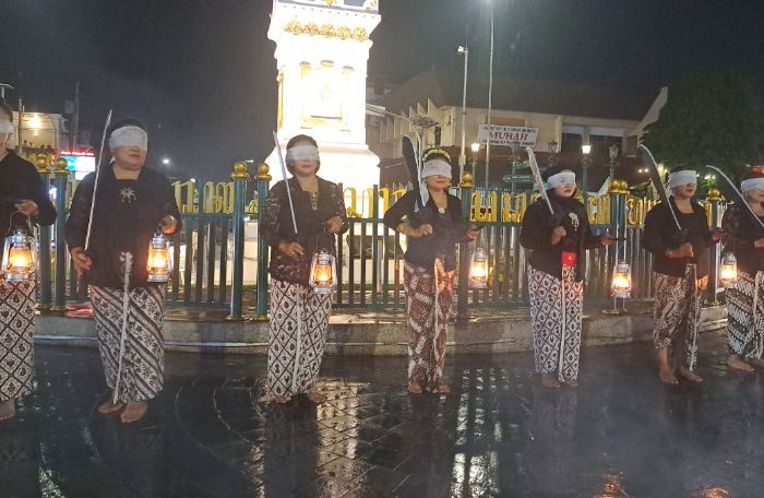 Kenakan Kebaya dan Mata ditutup, Warga Yogyakarta Keliling Tugu Jogja Sambil Bawa Lentera, Ini Simbolnya