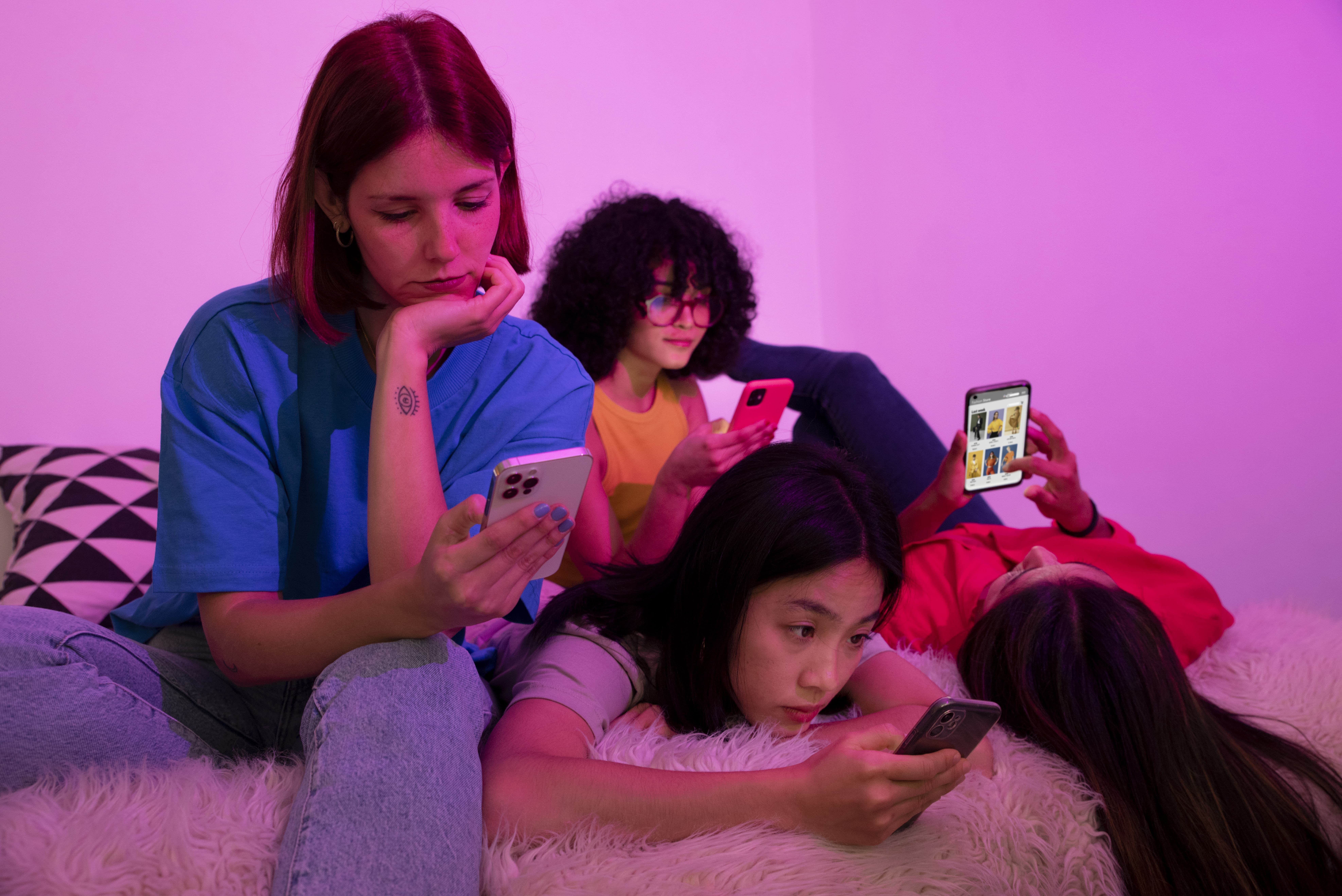 Alasan Kenapa 'FoMO' Bisa terjadi, Istilah yang Tren di Kalangan Milenial dan Gen Z