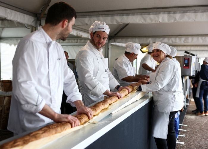 Viral! Para Pembuat Roti Prancis Bikin Baguette Terpanjang di Dunia Mengalahkan Italia