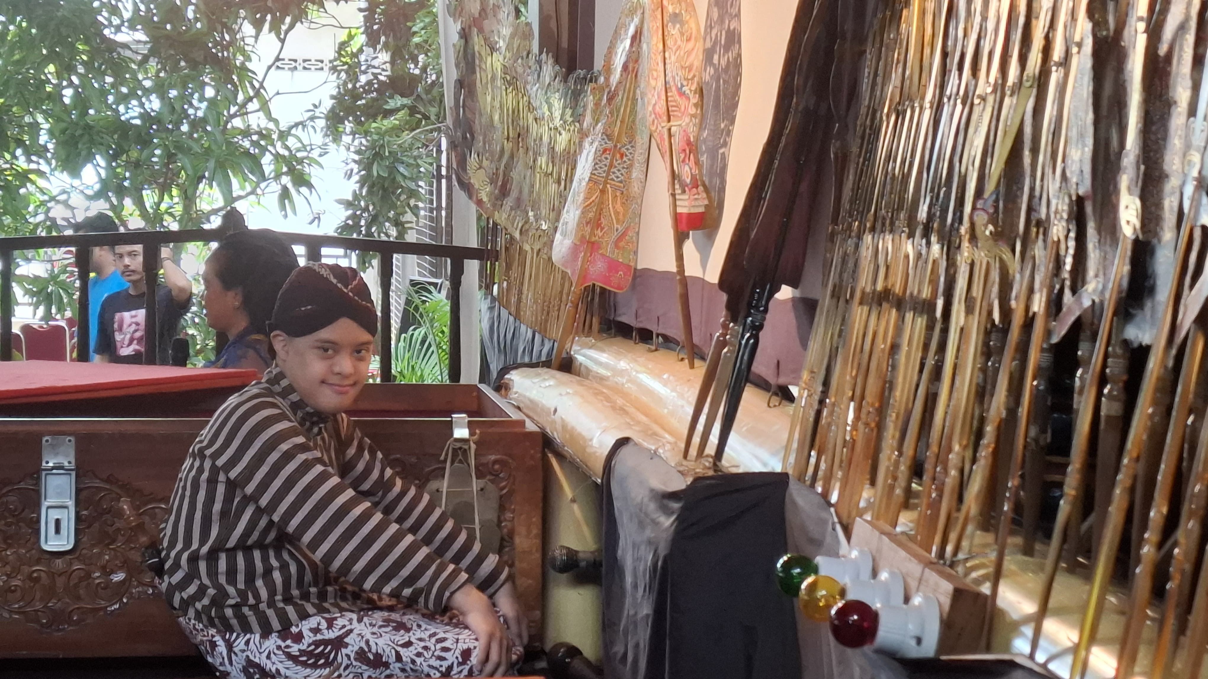 Rafa Kusuma, Dalang Cilik Penyintas Down Syndrome Tampil Memukau di Acara Dies Natalis UNY Ke-60