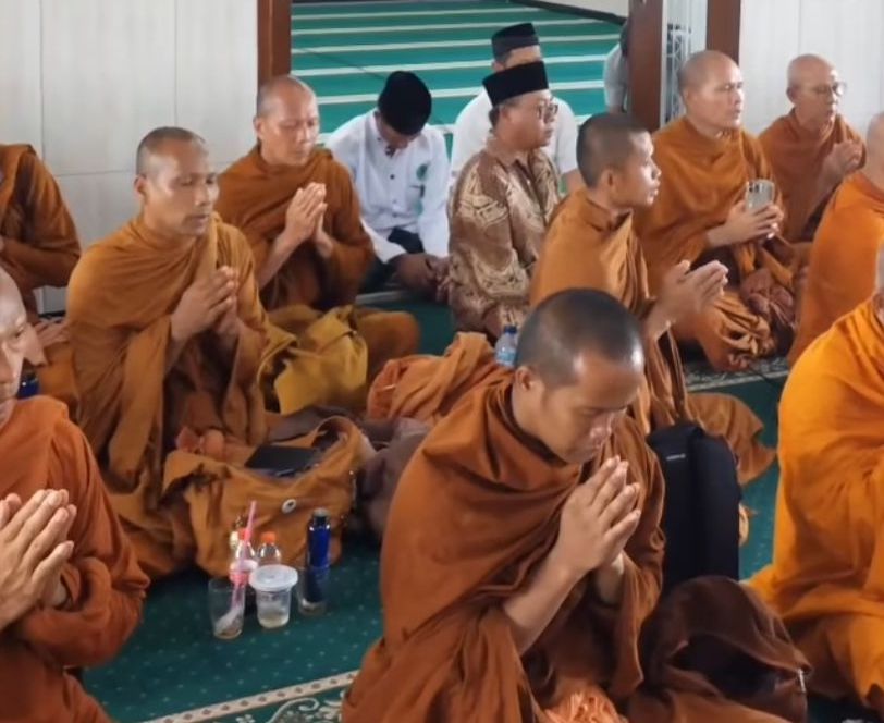 Rombongan Biksu Thudong Rehat di Masjid Saat Perjalanan Menuju Candi Borobudur: Indahnya Toleransi Beragama