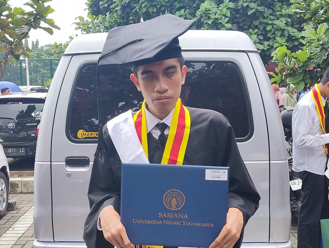 Cerita Bayu Aji Firmansyah Mahasiswa Difabel Tuna Netra dari UNY Lulus Cumlaude