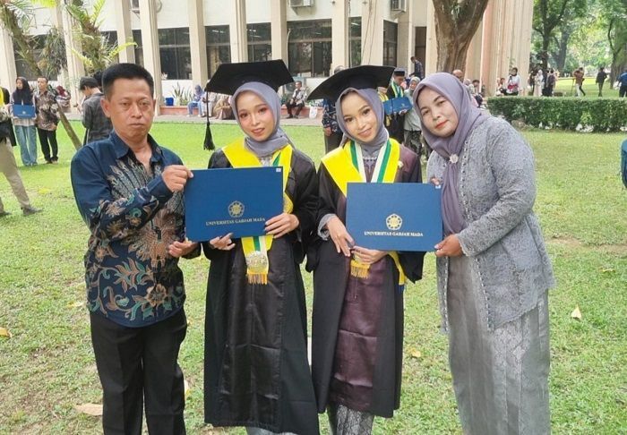Haru, Mahasiswi Kembar asal Magetan Lulus Cumlaude Barengan dari UGM