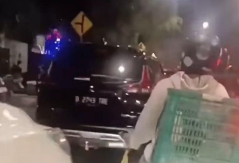 Viral! Pengendara Motor di Jakarta Timur Menggores Mobil yang Terparkir di Pinggir Jalan