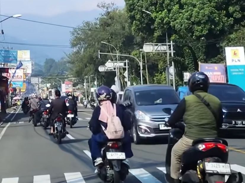 Viral! Pemotor Tendang Spion Mobil Hingga Pecah di Jalur Oneway Puncak Bogor