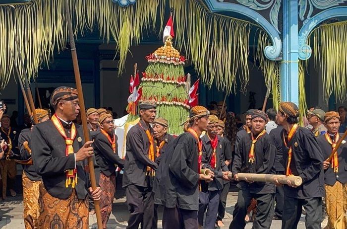 2 Gunungan Ludes Dalam Sekejap Saat Grebeg Besar Idul Adha yang Digelar Keraton Kasunanan Surakarta