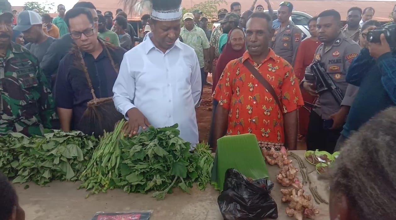 Belum Pernah Dikunjungi Pejabat, Ibu Penjual Sayur Ini Terharu Hasil Jualan Diborong PJ Gubernur Papua Selatan