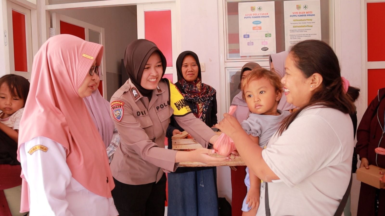 Ikut Tangani Kasus Stunting, Polwan di Jember Pakai Sebagian Gaji Beri Gizi ke Ibu Hamil dan Anak-anak