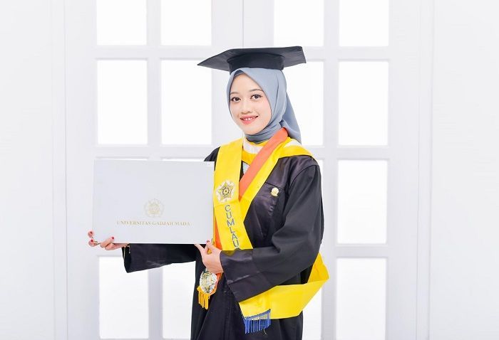 Mendobrak Batas, Anak Tukang Ukir Ulfatun Nikmah Lulus SMK Raih Gelar Magister FEB UGM