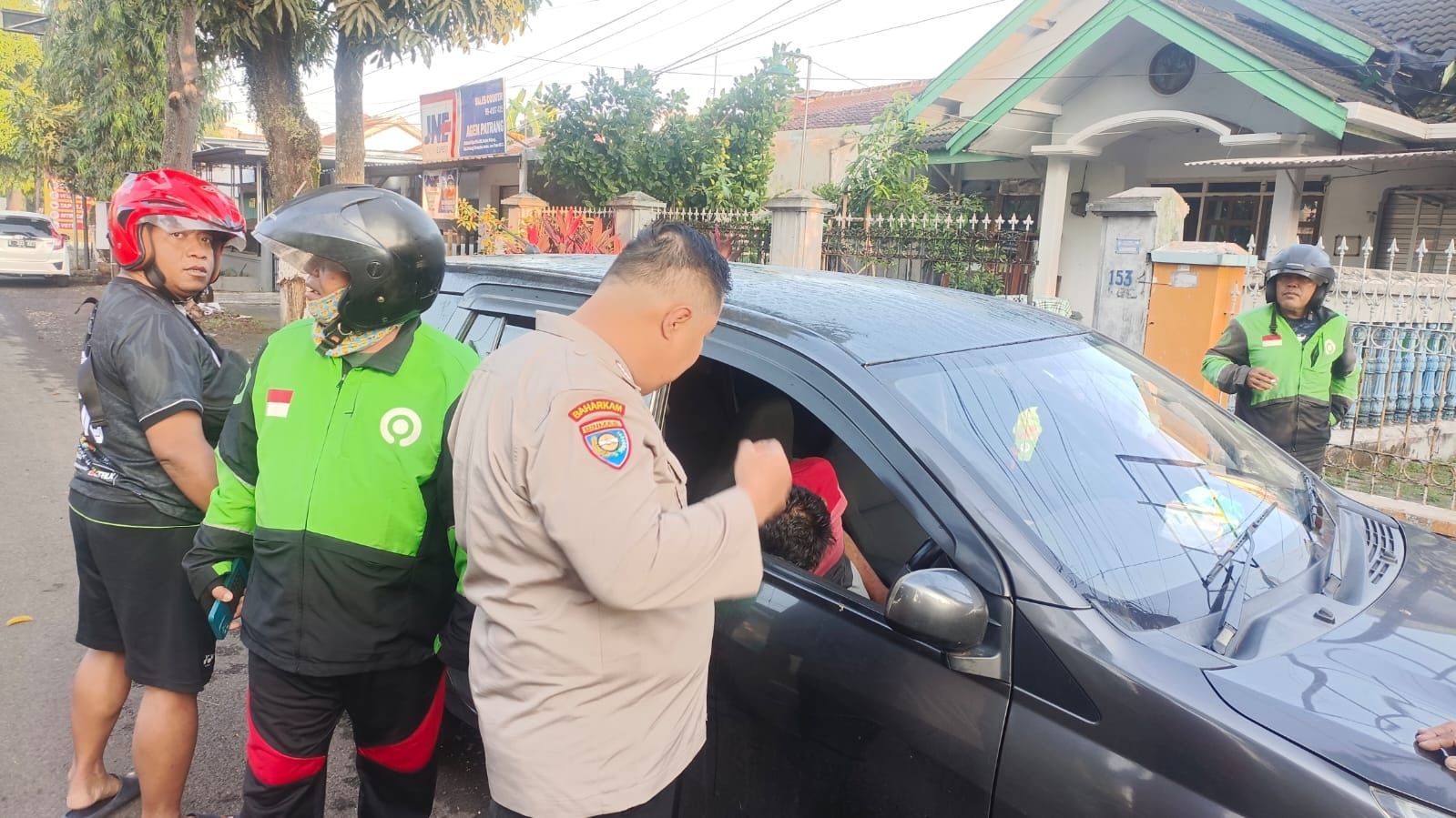 Seorang Pria di Jember Ditemukan Pingsan di Dalam Mobil, Diduga Mabuk Akibat Putus Cinta