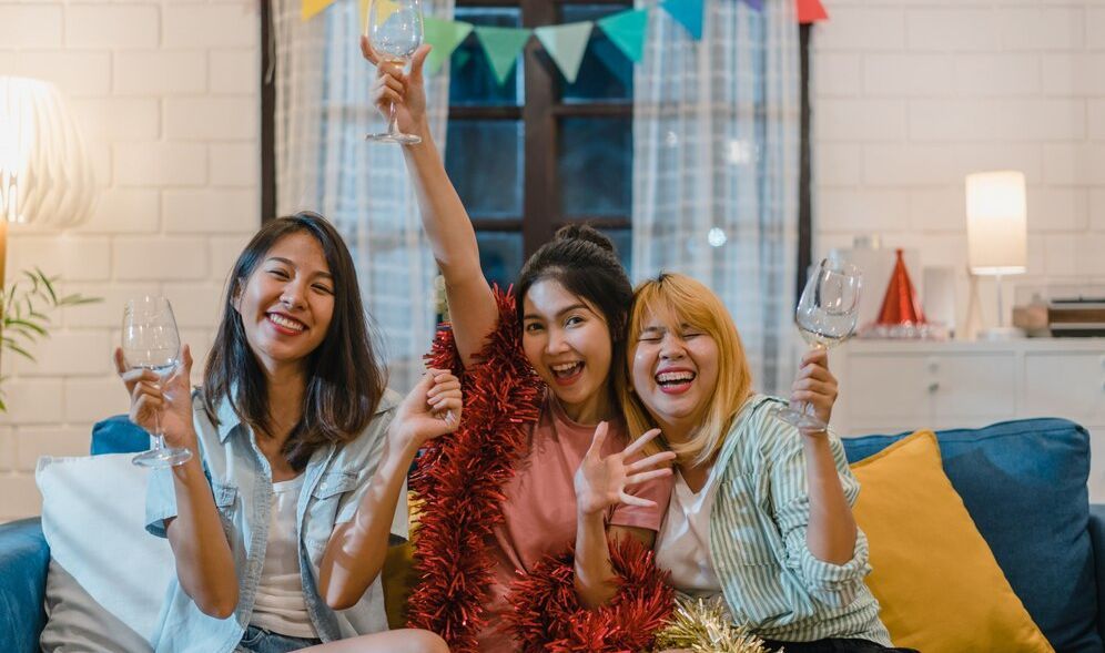 7 Puisi Singkat tentang Rindu Teman Lama yang Bikin Kamu Langsung Kangen Ngobrol Sampai Pagi
