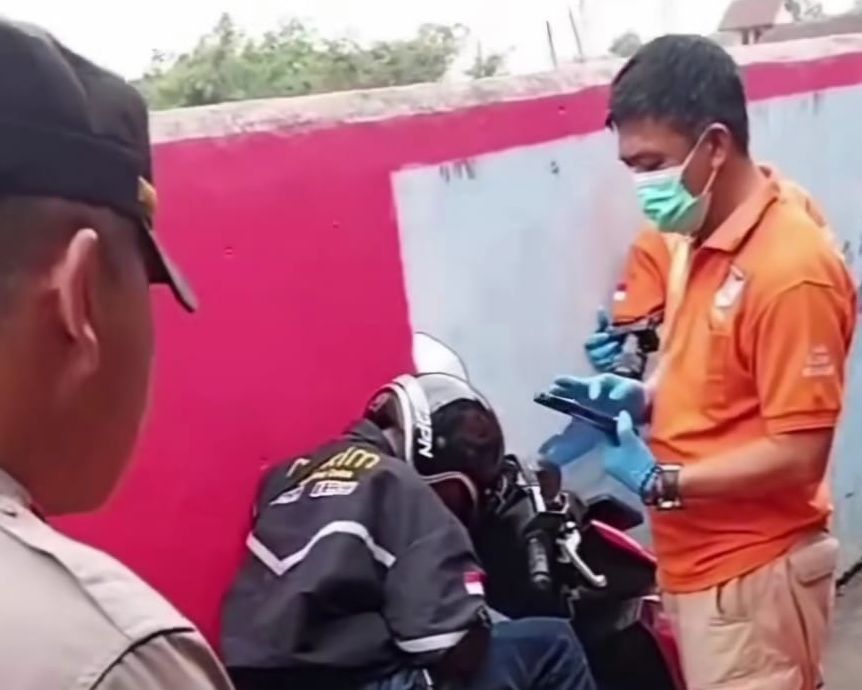 Viral Ojol Gak Gerak di Atas Motor Dikira Meninggal, Polisi Sudah Bawa Kantung Mayat Ternyata Tidur Pulas