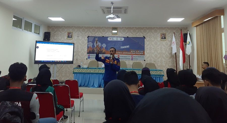 Praktik Padamkan Api, UKK KSR PMI UIN Gusdur Gelar Pelatihan Penanggulangan Kebakaran