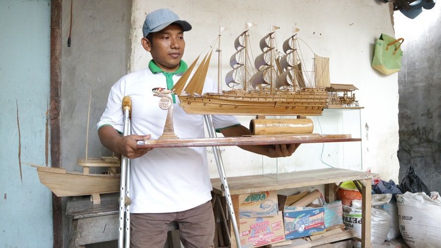 Disabilitas Bukan Halangan, Pemuda Asal Kediri Hasilkan Miniatur Kapal Pinisi Bernilai Jual!