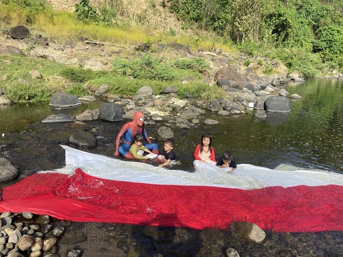 Inspiratif! Spider-Man Parepare Ajak Bocil Cuci Bendera Merah Putih, Tumbuhkan Kecintaan pada Negeri Sejak Dini