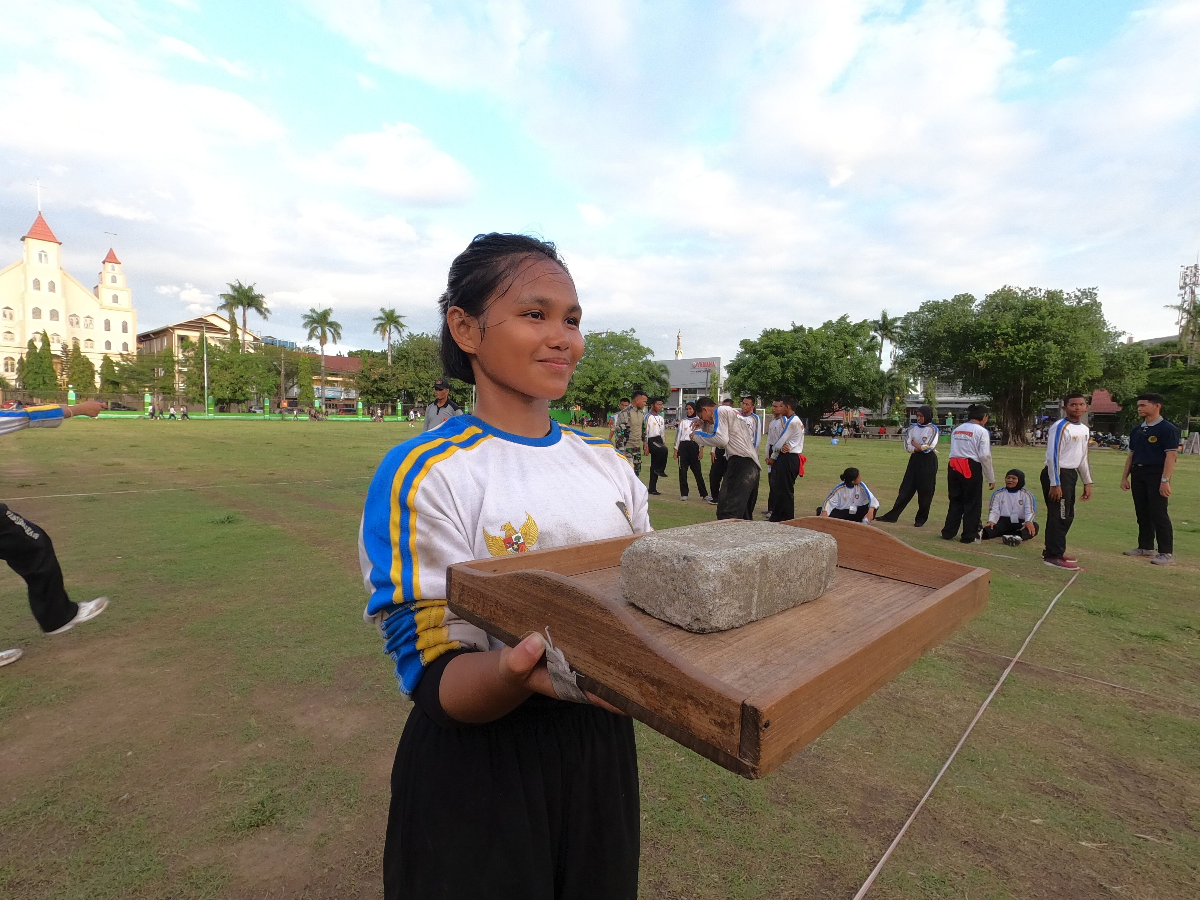 Unik! Pembawa Baki Paskibraka Parepare Latihan Pakai Batako, Ternyata Ini Fungsinya 
