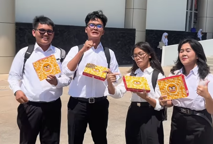 Gokil! Cuma di PMB Undip 2024, Konsumsinya Hokben Bro!