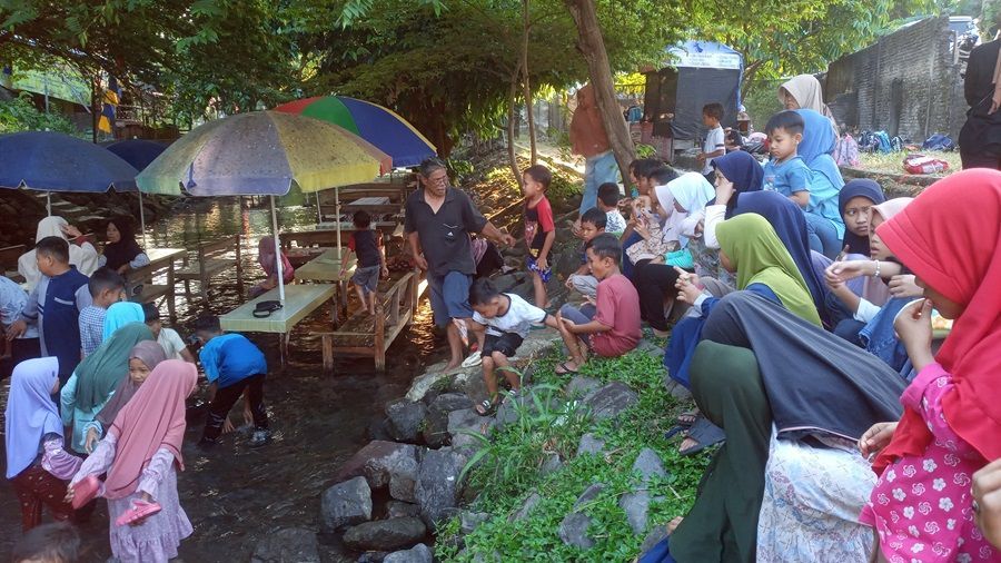 Sambut HUT RI Ke-79, TPA Cipto Mulyo Gelar Lomba di Sungai: Ajak Santri Peduli Lingkungan