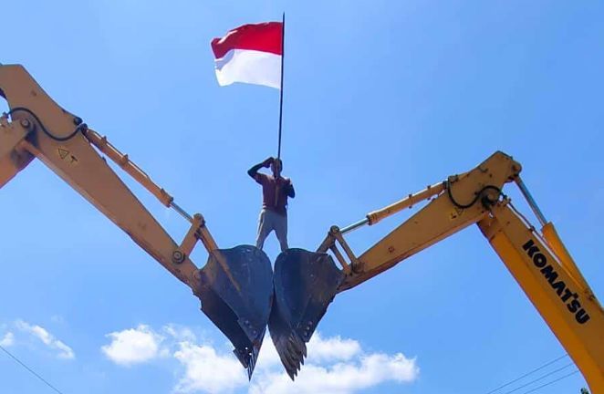 Unik! Rayakan HUT RI Ke-79, Pekerja Proyek Ini Kibarkan Bendera Merah Putih di Atas Eskavator