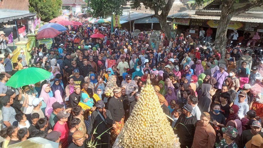 Ingin Dapat Berkah, Ribuan Warga Berebut Apem Kukus Keong Mas di Pengging Boyolali