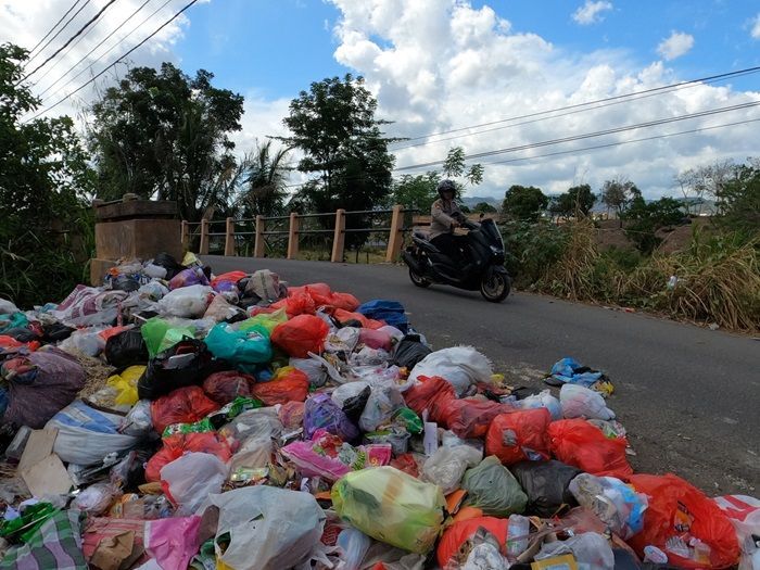 Tumpukan Sampah di Pinggir Jalan Bukit Madani, Ganggu Aktivitas Warga Parepare