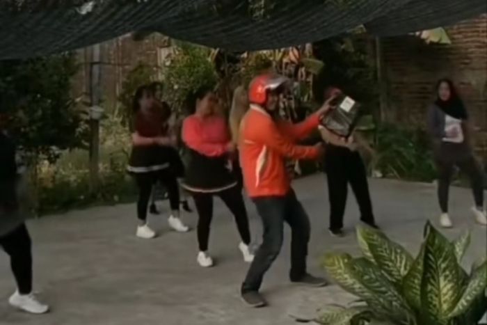 Viral, Aksi Kocak Kurir Tak Tahan Ikut Joget Bareng 'Ras Terkuat di Bumi' Saat Antar Paket