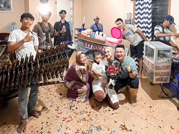 Viral, Suami Ajak Pemusik dan Pedagang Makanan Rayakan Ultah Istri di Rumah, Netizen : Romantis Gak Perlu Mahal