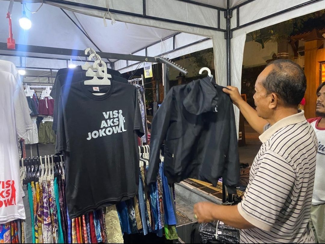 Jelang Kepulangan Jokowi, Merchandise 