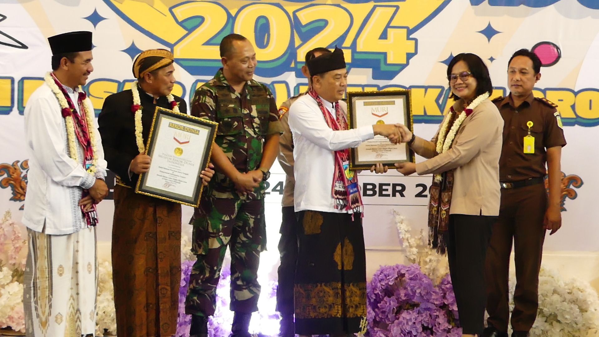 Ribuan Pelajar SD Jepara Pecahkan Rekor MURI Menulis Aksara Jawa di Daun Lontar