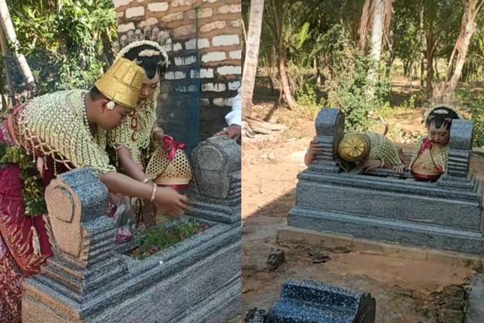 Haru, Pasangan di Sumenep Ziarah ke Makam Ibu Angkat Pakai Baju Pengantin Lengkap
