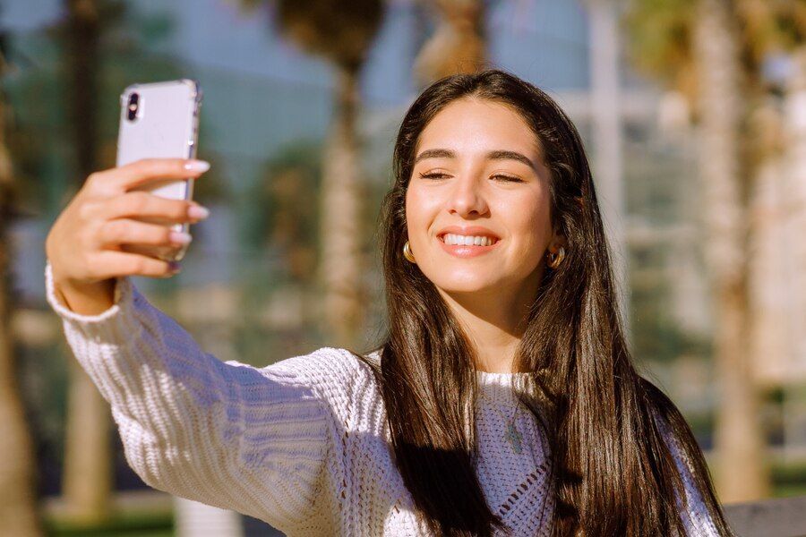 101 Caption Selfie dalam Bahasa Inggris, Singkat Aesthetic!