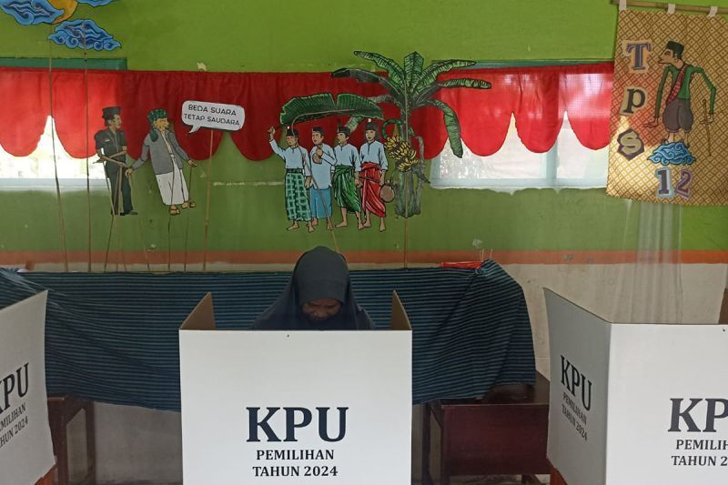 TPS di Cilacap Ini Pajang Dekorasi Wayang Santri Berslogan 'Beda Suara Tetap Saudara, Beda Pilihan Tetap Teman'