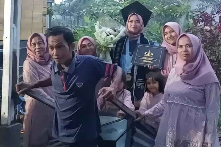 Potret Haru Seorang Ayah Rayakan Kelulusan Putrinya di Gerobak Sampah Perjuangannya