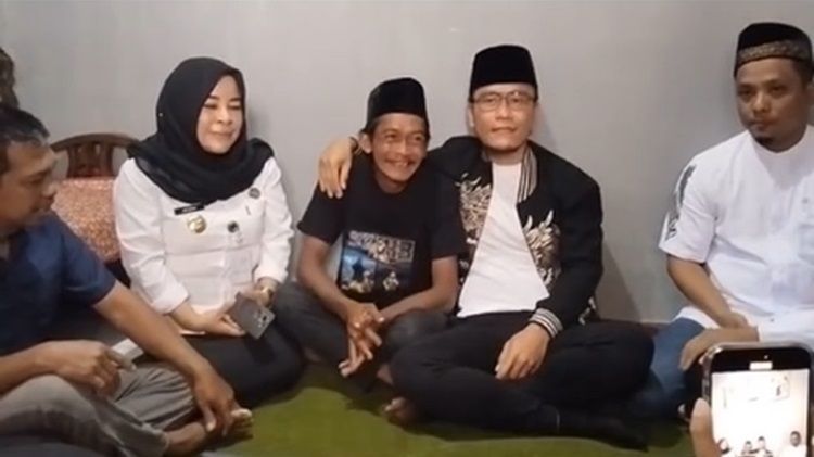 Usai Viral, Gus Miftah Temui Pedagang Es Teh untuk Minta Maaf Secara Langsung