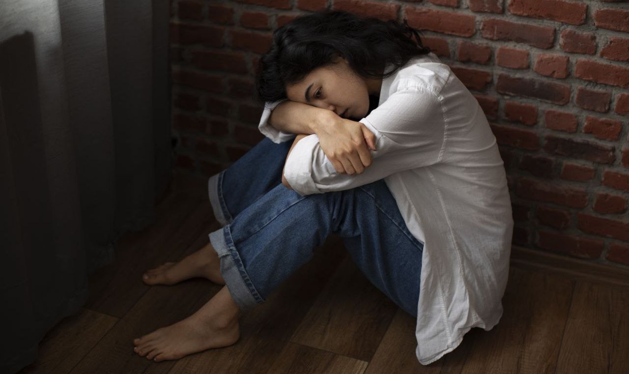 7 Puisi Rindu dalam Diam: Ketika Cinta Tak Berani Diungkap tapi Terlalu Berat Buat Dibiarkan