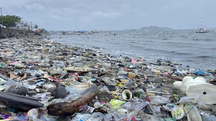 Lagi, Penampakan Sampah di Pantai Cempae Parepare Tuai Sorotan dari Netizen
