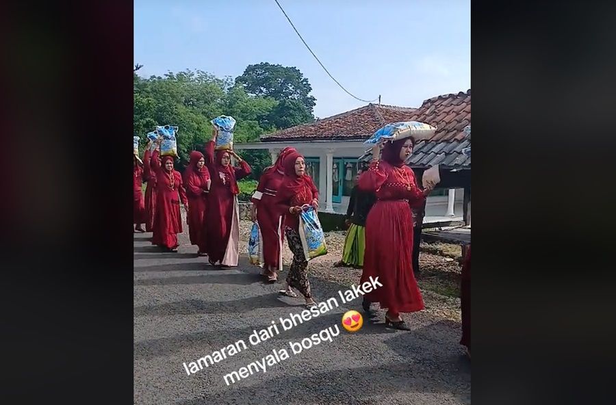 Viral! Rombongan Besan di Sumenep Bawa Seserahan 2 Ton Beras saat Lamaran, Netizen : Lamaran Apa Karnaval?
