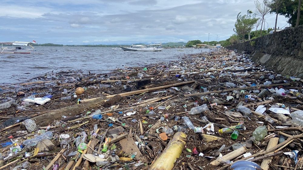 Miris! Tumpukan Sampah dan Kayu Memenuhi Area Pantai Cempe Pasca Cuaca Buruk