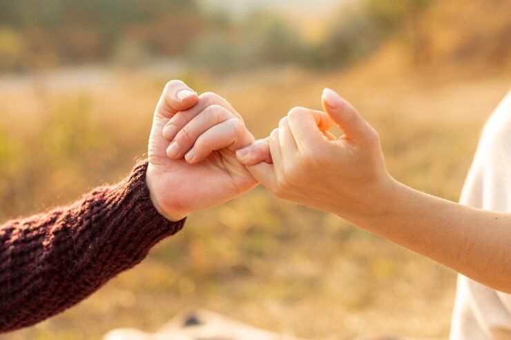 7 Cara Mempererat Hubungan dengan Teman, Pasangan, dan Keluarga di Tahun 2025