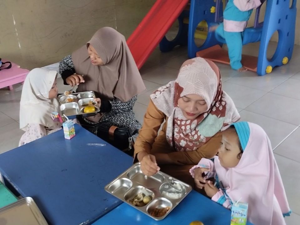 Momen Keceriaan Anak-Anak PAUD Al-Kautsar di Sumenep Sambut Program Makan Bergizi Gratis, Ada yag Disuapi Guru