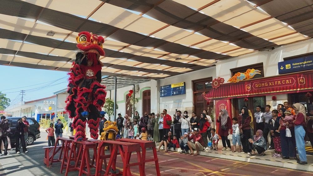 Barongsai Atraksi di Stasiun Jember, Okupansi Penumpang Kereta Api Naik 20-30 Persen
