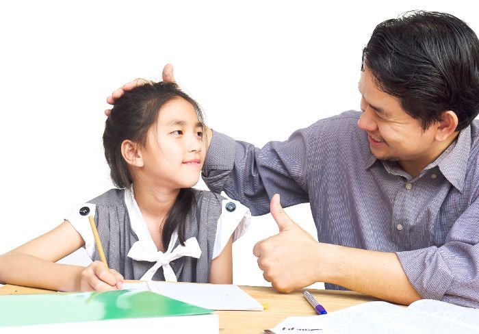 5 Cara Orang Tua Bantu Anak Hadapi Ujian Sekolah Tanpa Ikut Pusing, Chill dan Gak Perlu Stres!