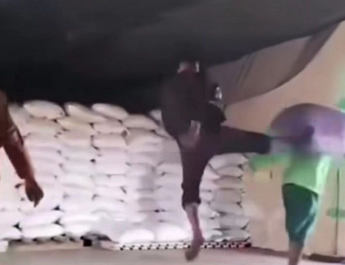 Viral Kuli Panggul di Jambi Ditendang oleh Seorang Pria saat Bekerja, Ujungnya Minta Maaf